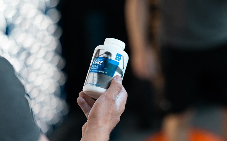 En mand holder Core ZMA.